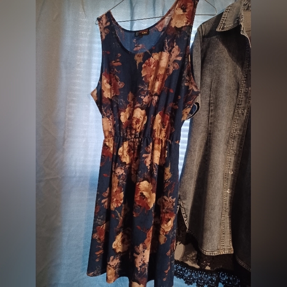 Dresses & Skirts - Floral Sleeveless Dress